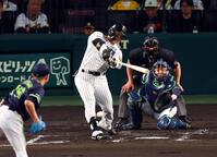 　２回、右前打を放つ前川（投手・石川、捕手・中村悠）＝撮影・山口登