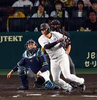 　２回、中前打を放つ大山（捕手・中村悠）＝撮影・山口登