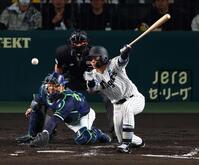 　２回、梅野の投ゴロで石川が本塁に悪送球し阪神が先制する（捕手・中村悠）＝撮影・山口登