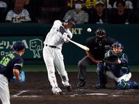 　２回、犠飛を放つ小幡（投手・石川、捕手・中村悠）＝撮影・山口登