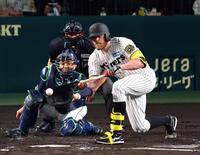 　２回、スクイズを決めるビーズリー（捕手・中村悠）＝撮影・山口登