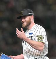 　５回、ヤクルト打線を三者凡退に抑え、笑顔でベンチに戻るビーズリー（撮影・北村雅宏）