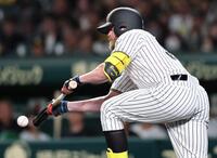 　２回、スクイズを決めるビーズリー（撮影・田中太一）