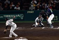 　６回、工藤の暴投を梅野が捕球できず失点する（打者・サンタナ）＝撮影・山口登