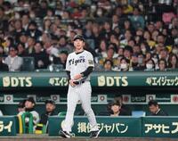 　６回、工藤の交代を告げマウンドへ向かう藤川監督（撮影・田中太一）