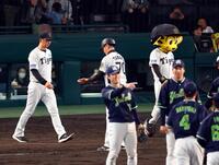 　ヤクルトに連敗し、足取り重くベンチ前に整列に向かう藤川監督（左端）＝撮影・山口登