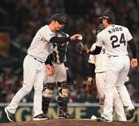 　６回途中、ビーズリーから工藤に継投する藤川監督（左）＝撮影・北村雅宏