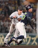 　９回、丸山和のゴロを処理し、二走・赤羽をタッチアウトにする小幡（左）＝撮影・北村雅宏