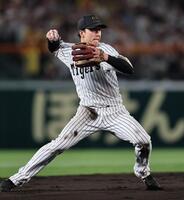 　８回、増田の打球を好捕し送球する小幡（撮影・田中太一