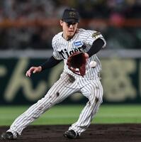 　８回、増田の打球を好捕する小幡（撮影・田中太一）