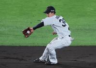　８回、増田の打球をさばく遊撃手・小幡（撮影・立川洋一郎）