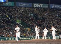 　６回途中、交代を告げられベンチに戻る工藤（左）＝撮影・北村雅宏