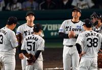 　６回、藤川監督から降板を告げられる工藤（中央左）は渋い表情を見せる（撮影・山口登）