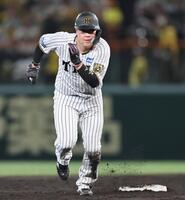 　３回、二盗を決めた大山は悪送球の間に三塁へ走る（撮影・田中太一）