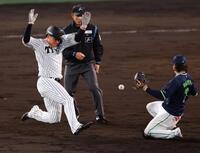 　３回、盗塁を決める大山（野手・長岡）＝撮影・山口登