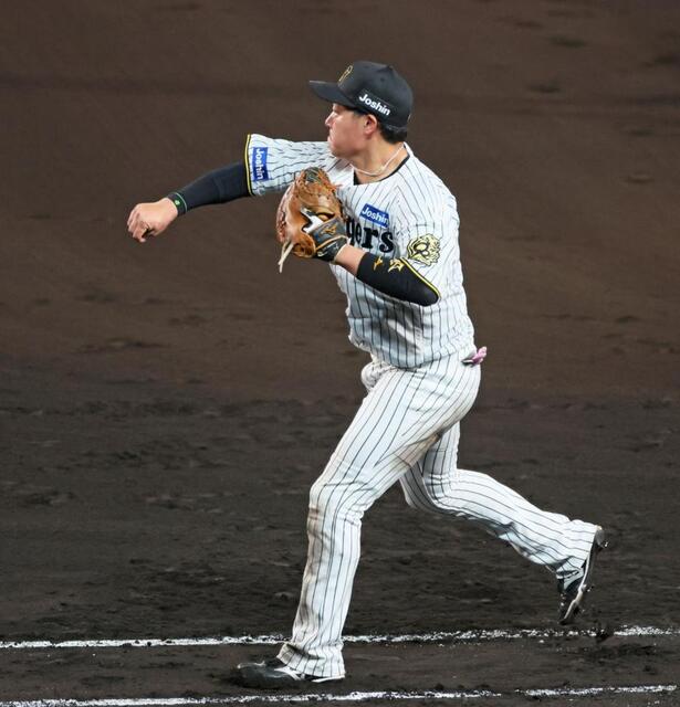 阪神・大山の悪送球でヤクルトに逆転許す 工藤は2つの暴投で2者生還