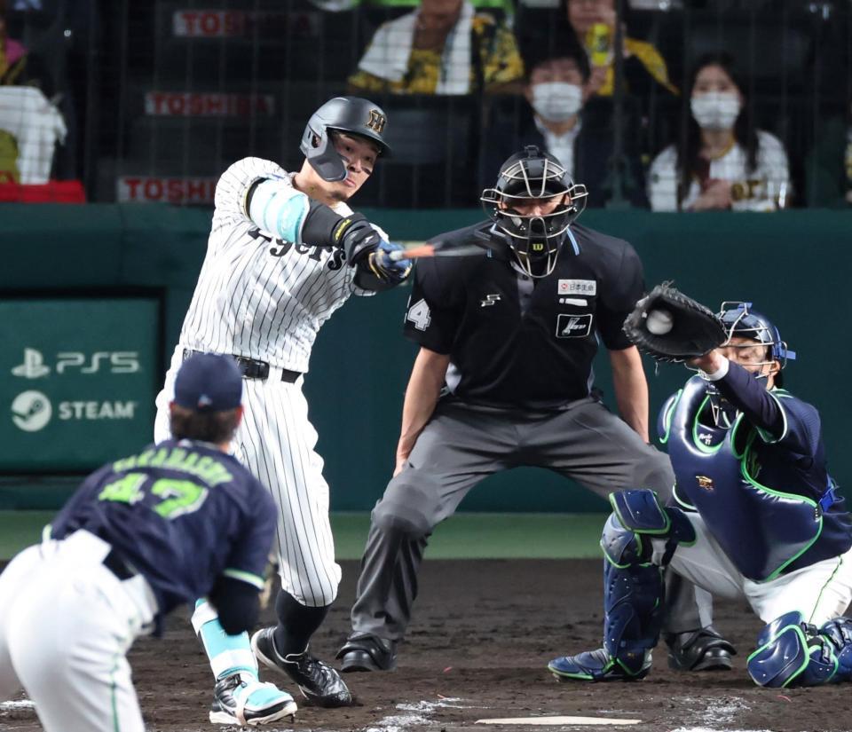 　８回、代打で出場も空振り三振に倒れる佐藤輝（投手は高橋、捕手は中村悠）＝撮影・中田匡峻