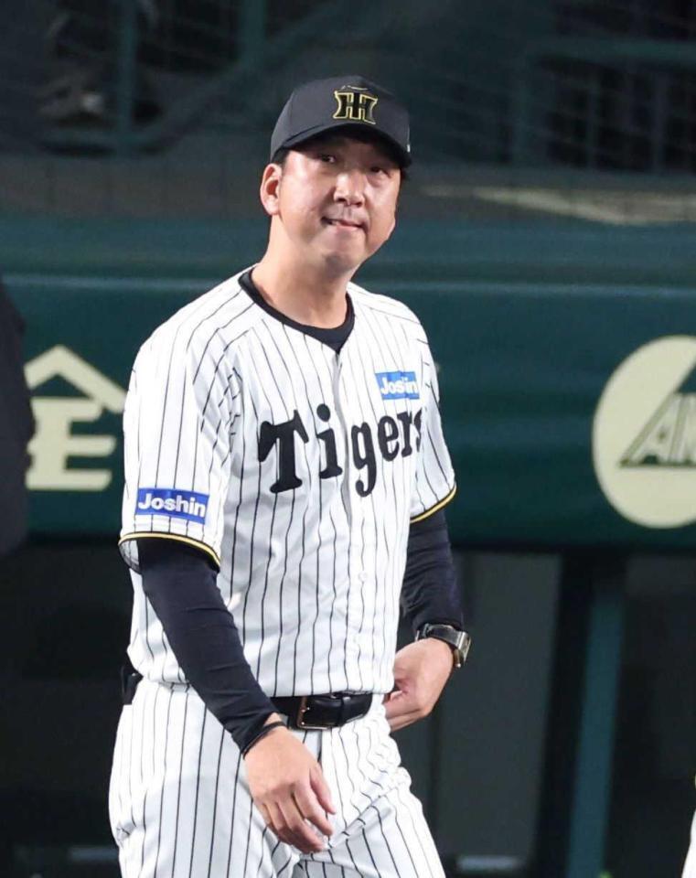 　ヤクルトに敗れ、悔しそうな表情でベンチを出る藤川監督