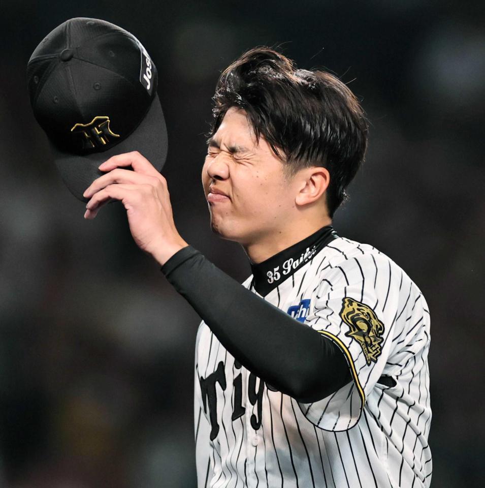 　８回、ヤクルトに先制を許し、悔しがる才木（撮影・田中太一）