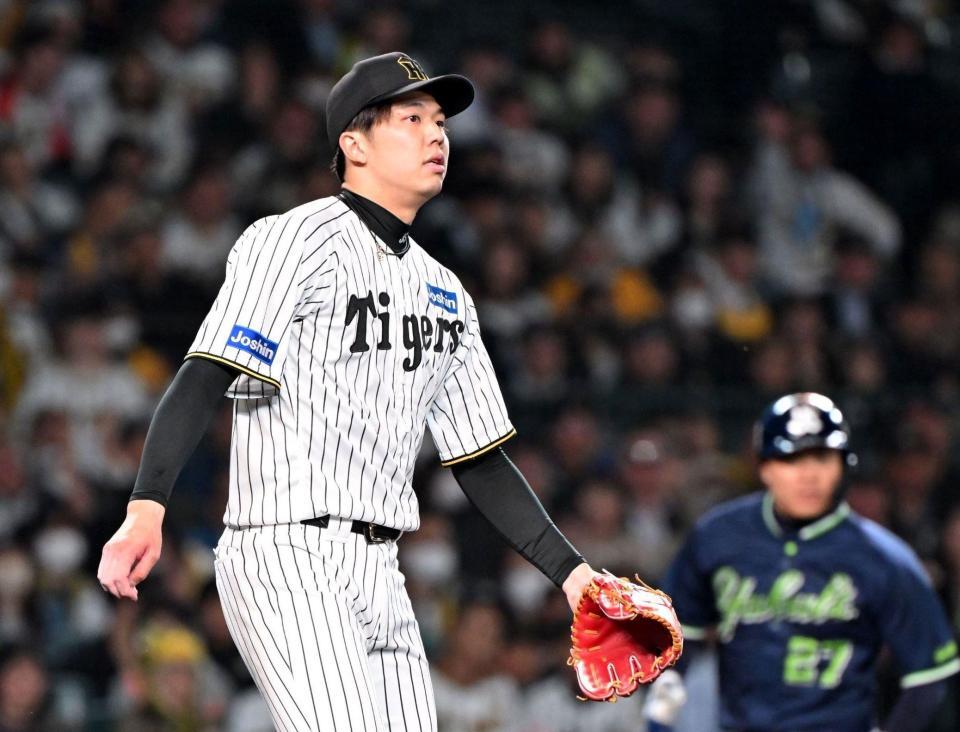 ８回表ヤクルト２死一、二塁、サンタナに適時打を浴びて肩を落とす阪神・才木（撮影・大田将之）