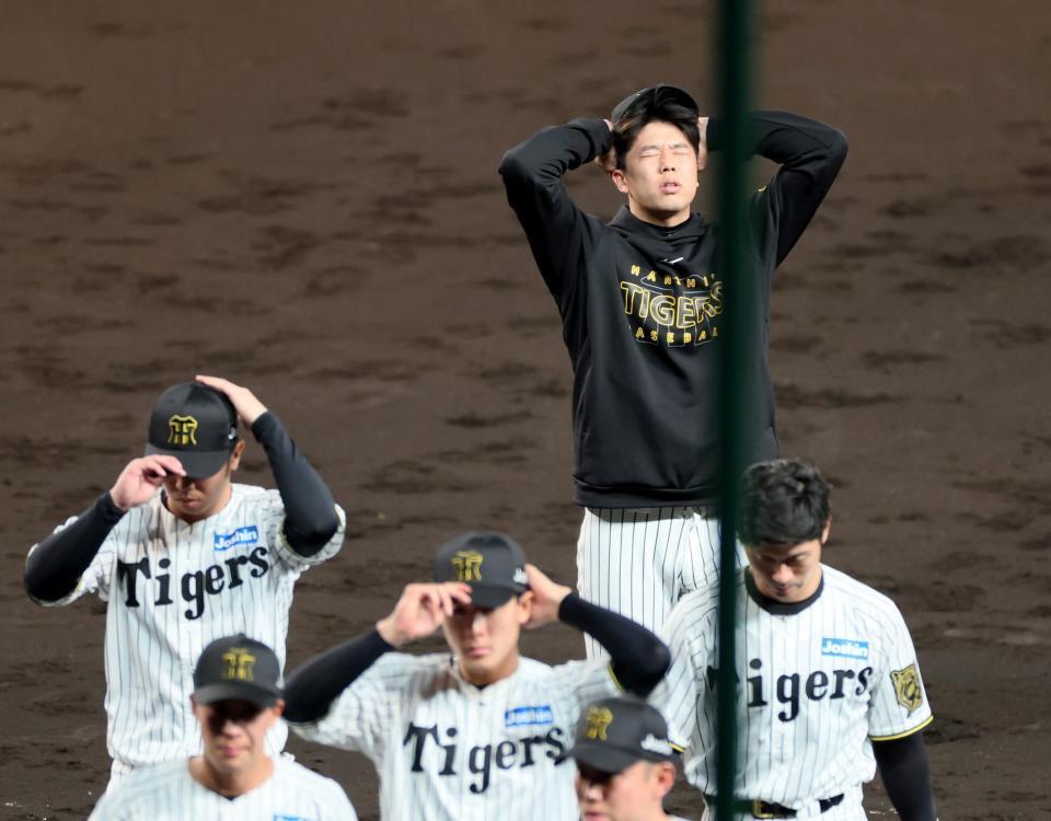 　敗戦後、グラウンドでのあいさつを終え悔しさをにじませて引き揚げる才木（撮影・立川洋一郎）