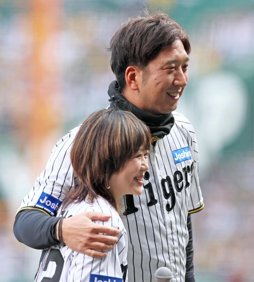 　現役時代の登場曲を歌った渡瀬マキ（左）と記念写真に納まる藤川監督（撮影・立川洋一郎）