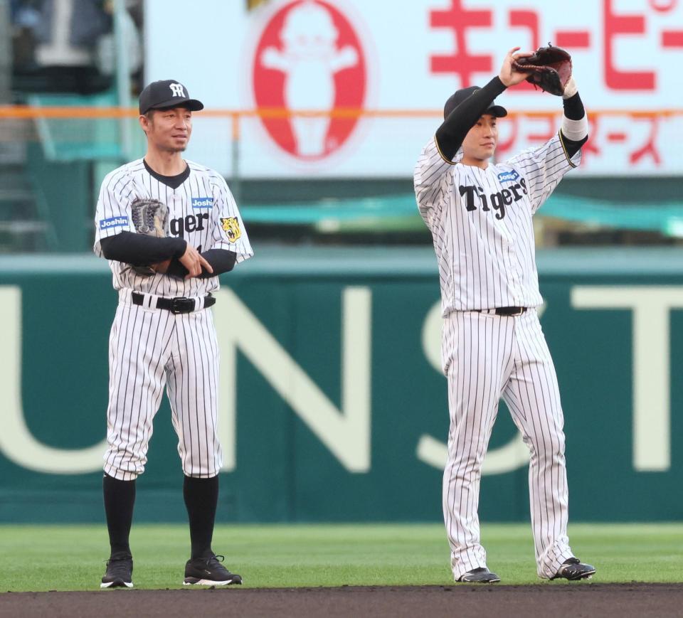 　遊撃のポジションで言葉を交わす鳥谷敬氏（左）と木浪（撮影・立川洋一郎）