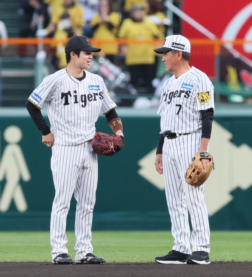 　真弓明信氏（右）と言葉を交わす中野（撮影・立川洋一郎）