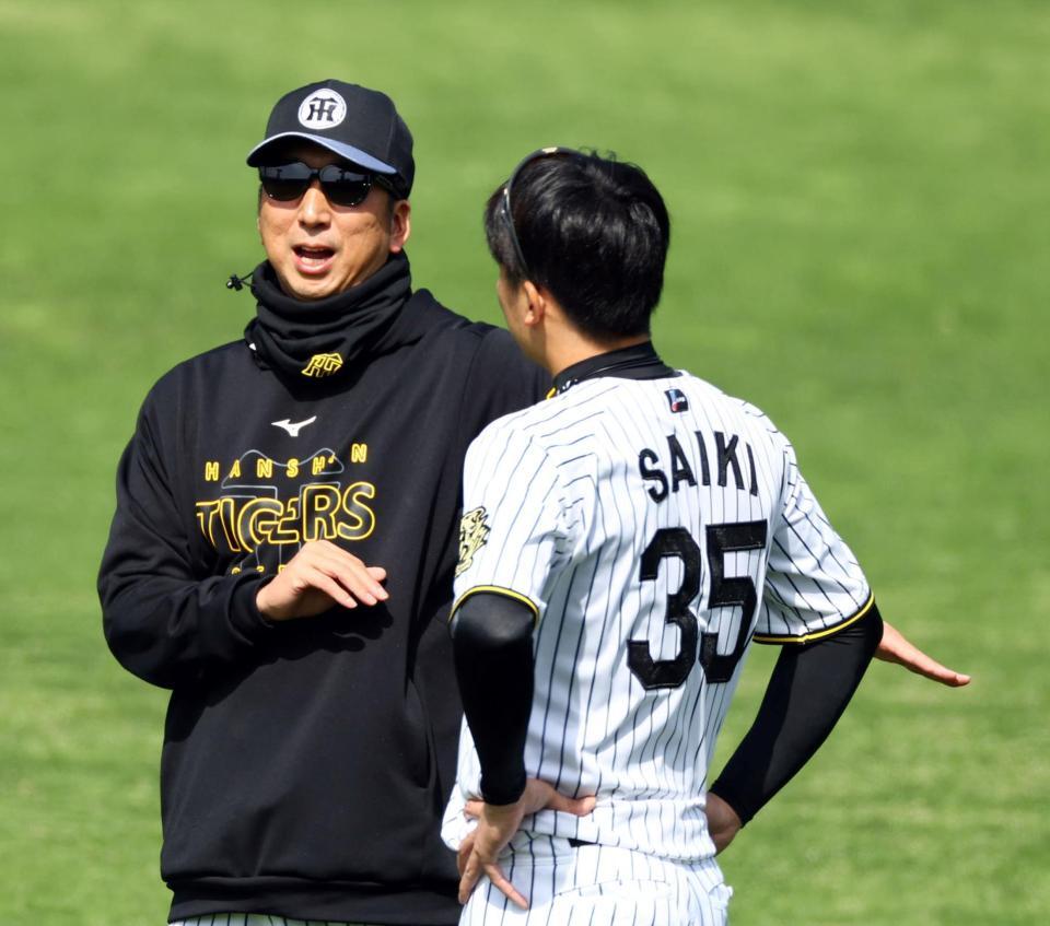 　才木に声を掛ける藤川監督（左）＝撮影・山口登