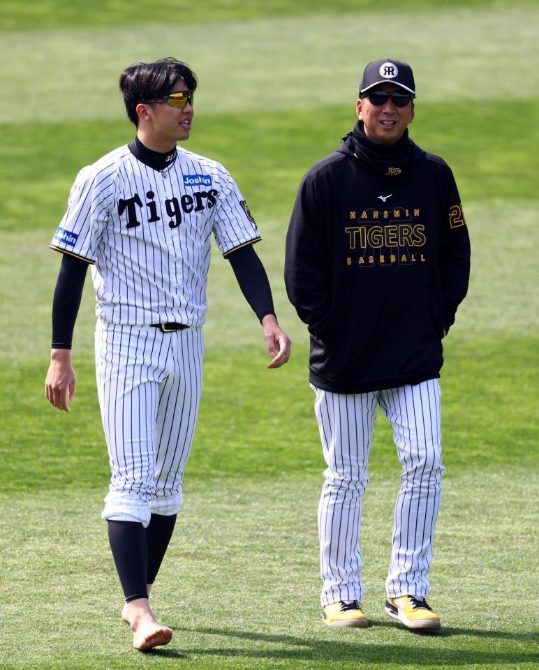 　才木（左）は藤川監督と話しをする（撮影・山口登）