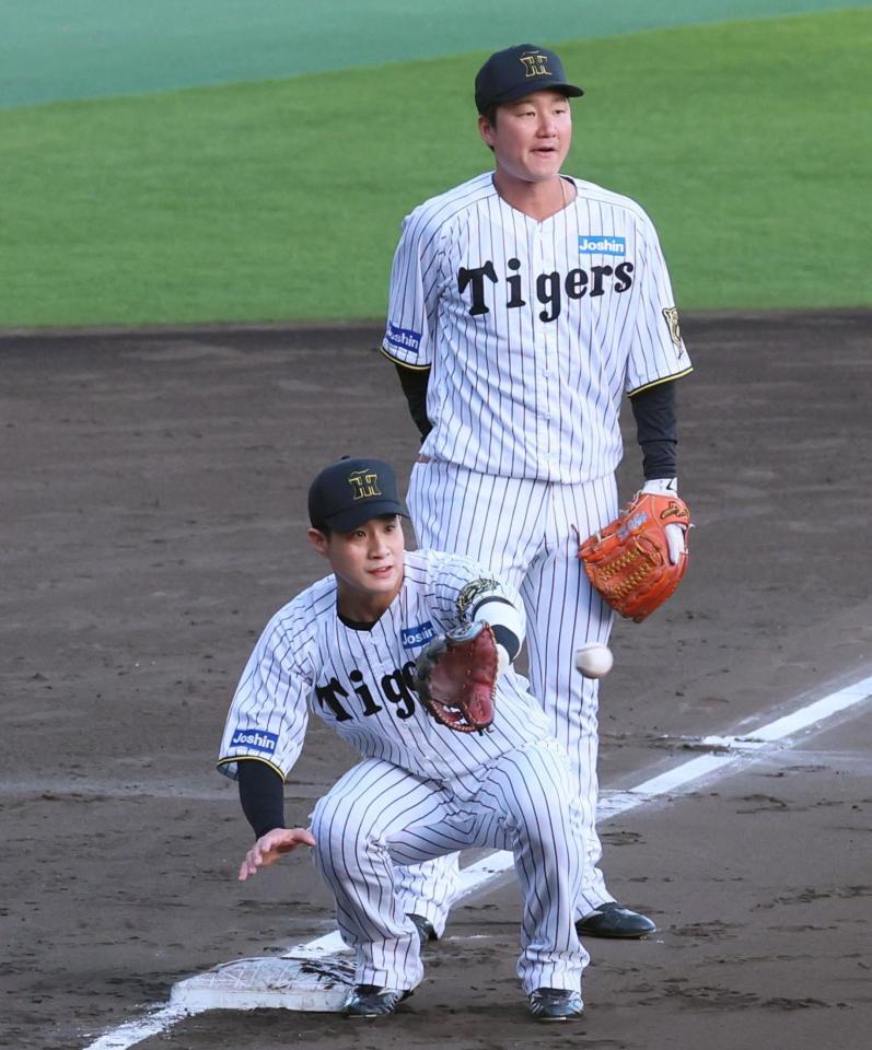 　シートノックで三塁の守備に就く木浪。後方は渡辺（撮影・立川洋一郎）