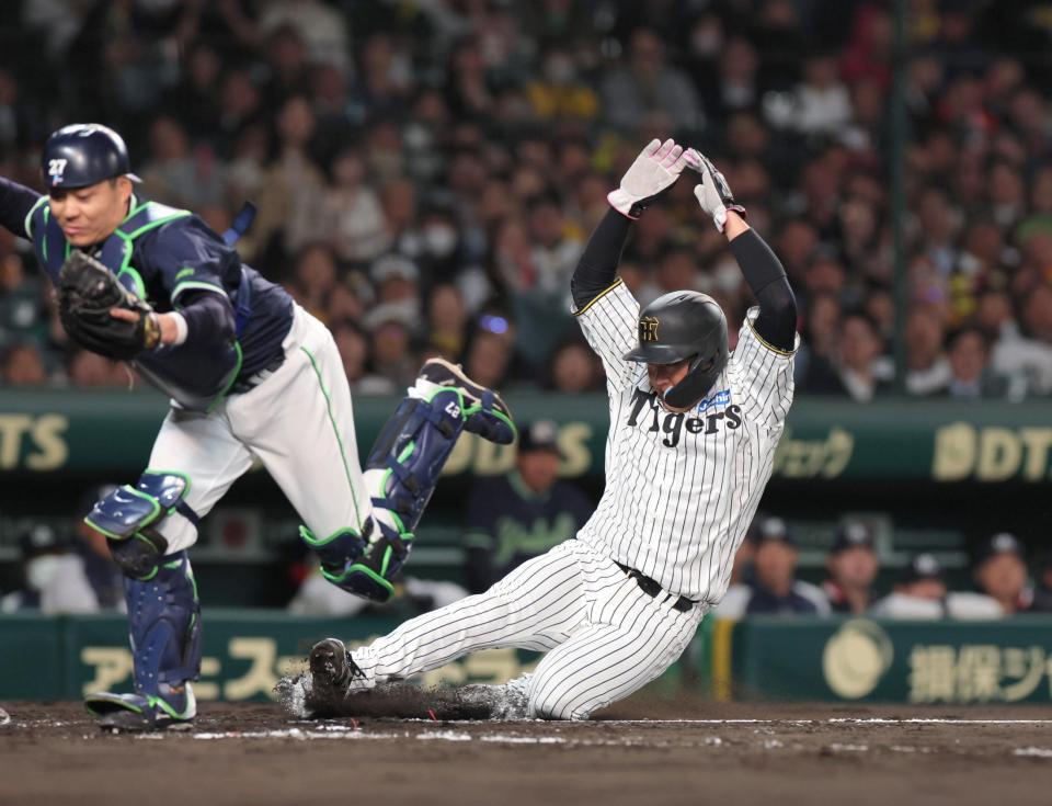 　２回、梅野の投ゴロの間に先制の生還を果たす三走・大山（撮影・北村雅宏）
