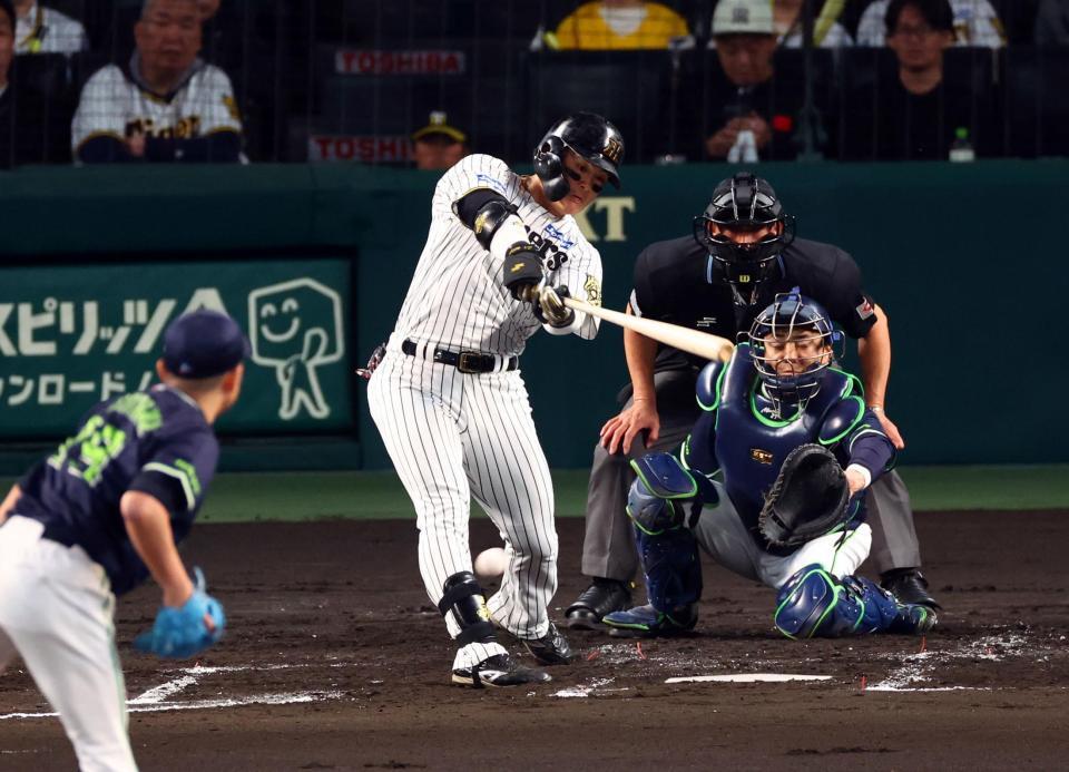 　２回、右前打を放つ前川（投手・石川、捕手・中村悠）＝撮影・山口登