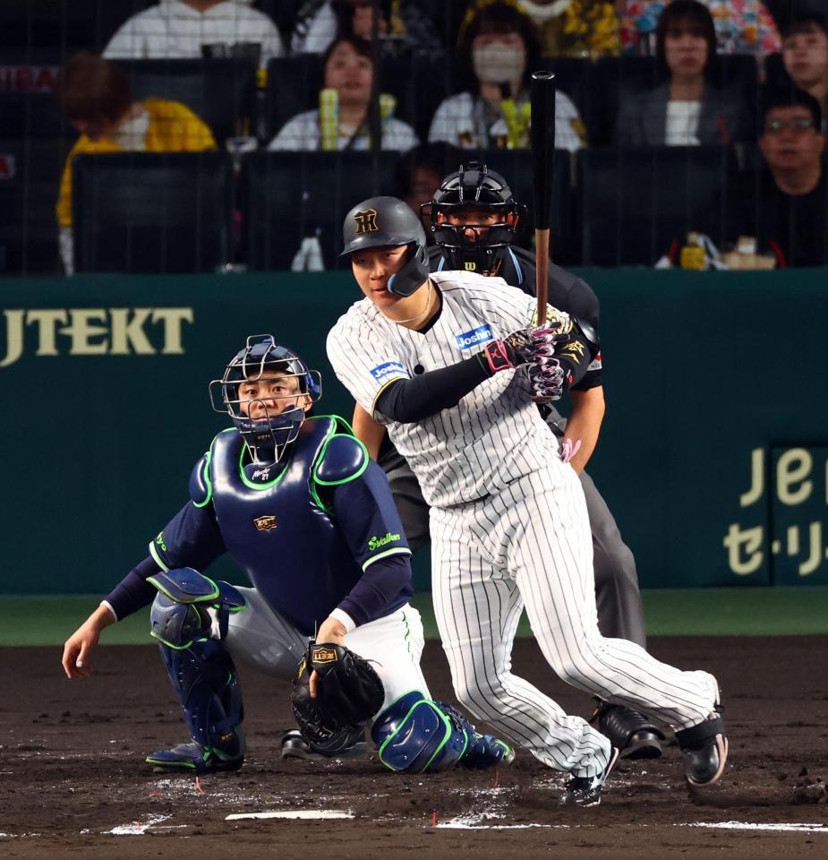 　２回、中前打を放つ大山（捕手・中村悠）＝撮影・山口登