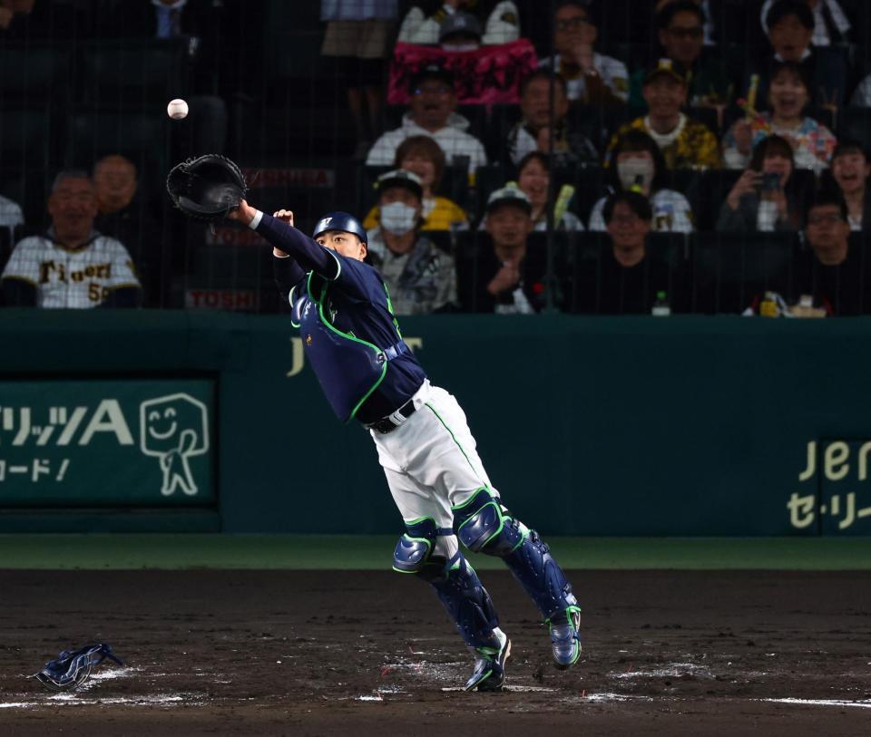 　２回、石川が本塁に悪送球し中村悠が捕球できず阪神が先制する（撮影・山口登）