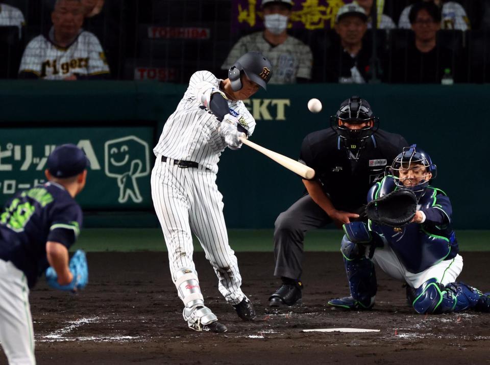 　２回、犠飛を放つ小幡（投手・石川、捕手・中村悠）＝撮影・山口登