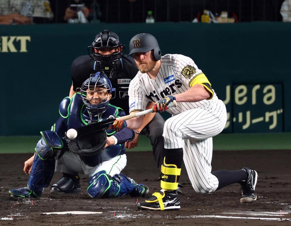 　２回、スクイズを決めるビーズリー（捕手・中村悠）＝撮影・山口登