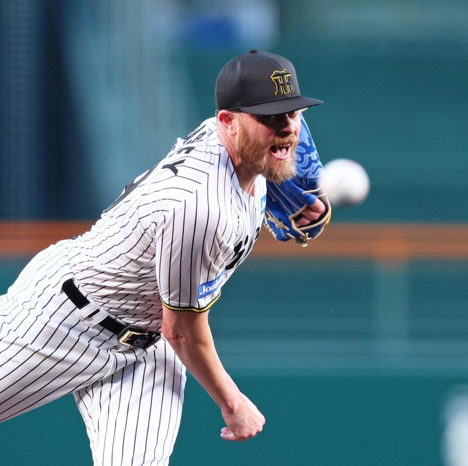 　力投するビーズリー（撮影・立川洋一郎）