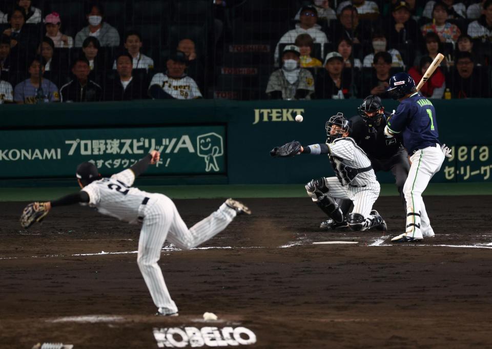 　６回、工藤が暴投し梅野が捕球できず失点する（打者・山田）＝撮影・山口登