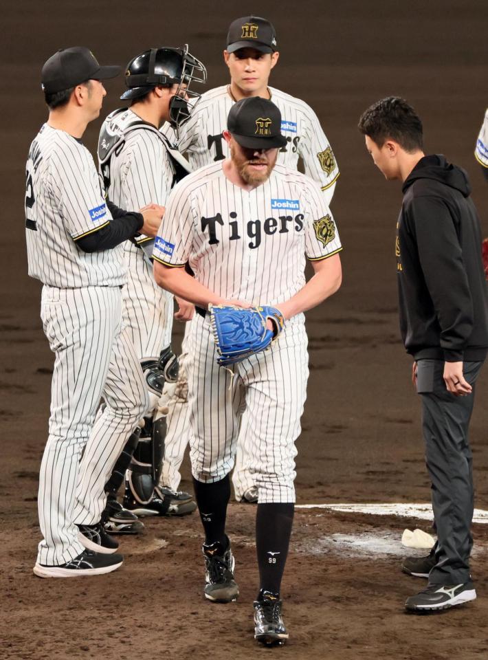 　６回、降板するビーズリー（撮影・立川洋一郎）