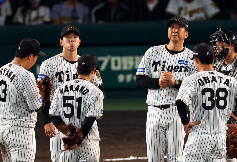 　６回、藤川監督から降板を告げられる工藤（中央左）は渋い表情を見せる（撮影・山口登）