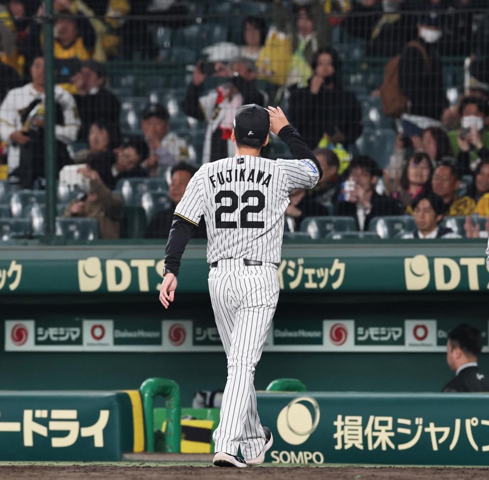 　スタンドへあいさつし、引き揚げる藤川監督（撮影・田中太一）