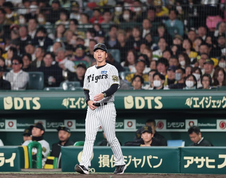 　６回、工藤の交代を告げマウンドへ向かう藤川監督（撮影・田中太一）