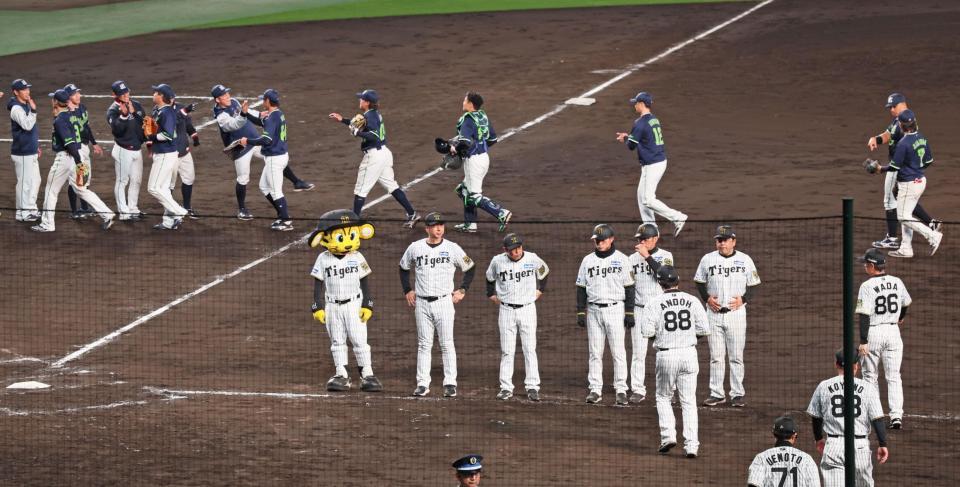 　ヤクルトに連敗を喫し、ファンへのあいさつでグラウンドに整列する藤川監督（中央）ら（撮影・立川洋一郎）