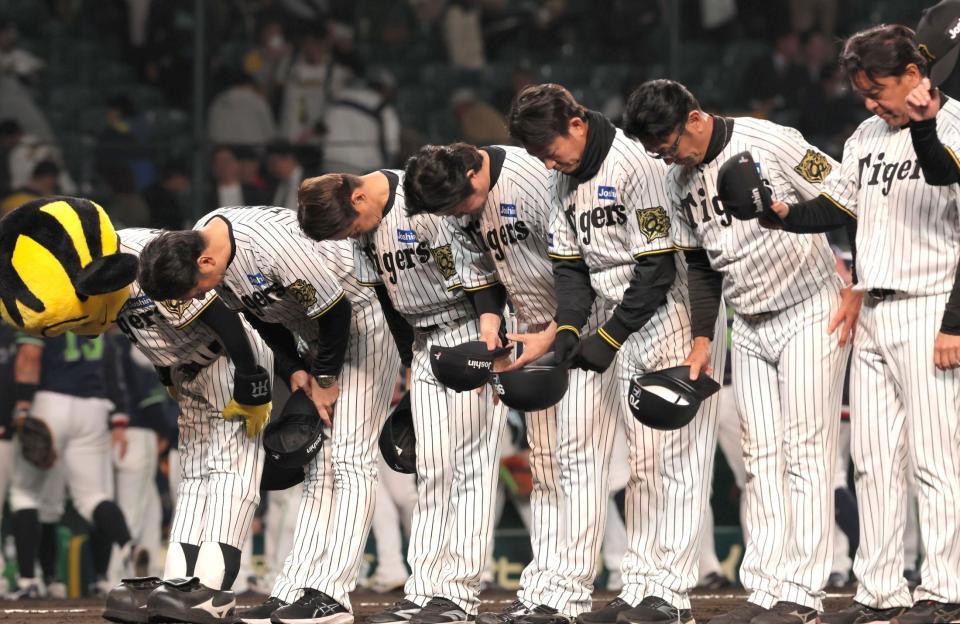 　ヤクルトに敗れ、深々と頭を下げる藤川監督（左から２人目）ら（撮影・北村雅宏）
