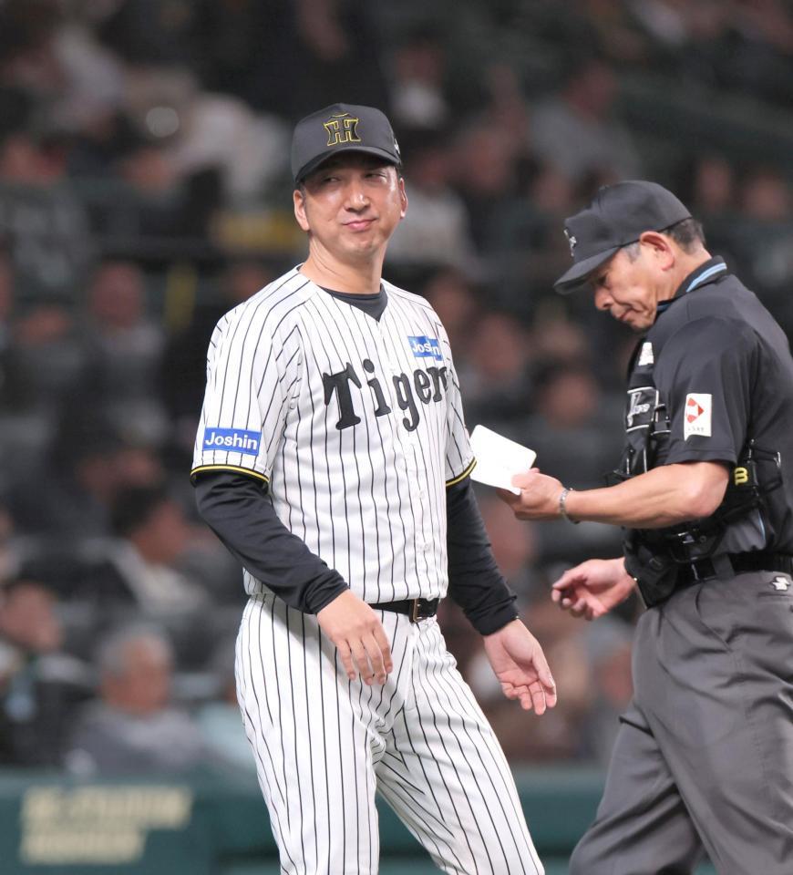 　６回を終えて選手交代を告げる藤川監督（撮影・北村雅宏）