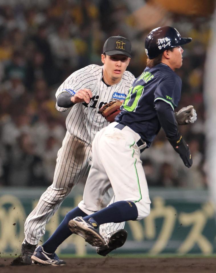 　９回、丸山和のゴロを処理し、二走・赤羽をタッチアウトにする小幡（左）＝撮影・北村雅宏