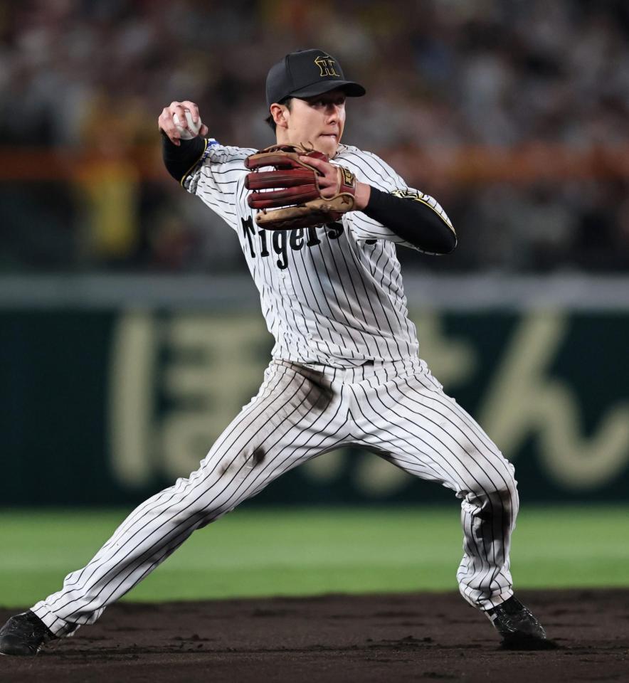 　８回、増田の打球を好捕し送球する小幡（撮影・田中太一