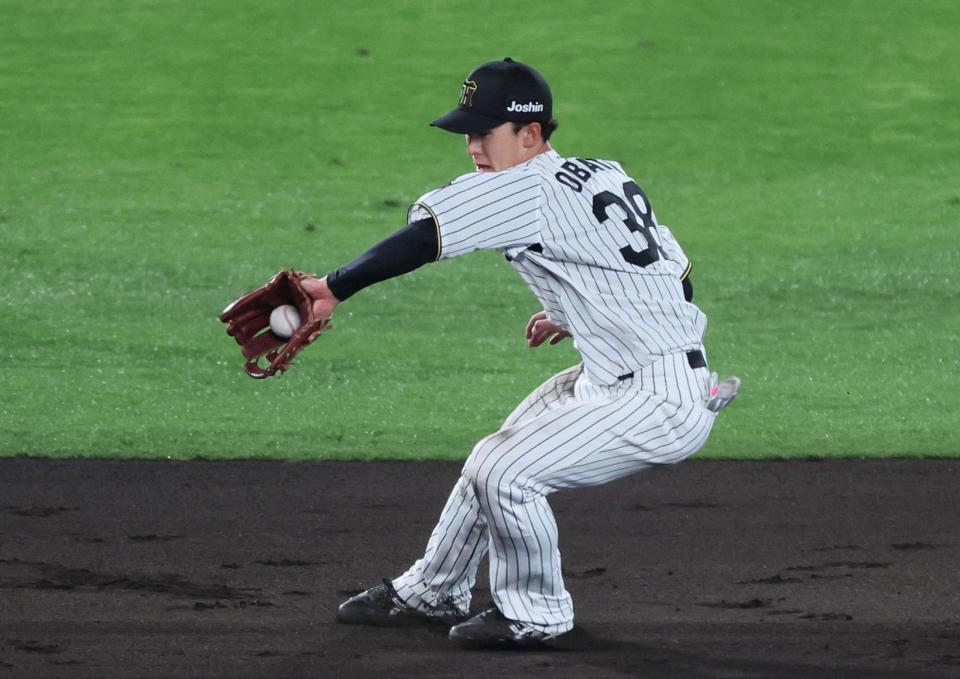 　８回、増田の打球をさばく遊撃手・小幡（撮影・立川洋一郎）