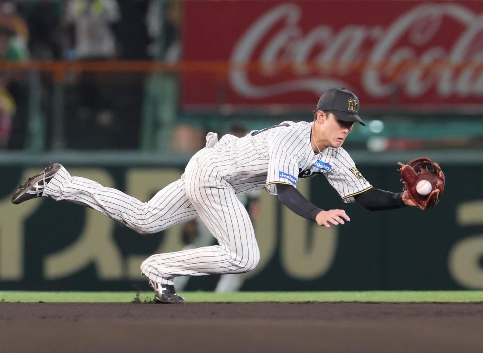 　８回、オスナのゴロを好捕し、アウトにする小幡（撮影・北村雅宏）